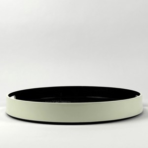 ถาดเสิร์ฟโลหะสีดำพร้อมดีไซน์ดอกไม้สีขาวหรูหราเหมาะสำหรับวางบนโต๊ะของตกแต่งบ้านและการนำเสนออาหารอย่างมีสไตล์ - Product Image 2