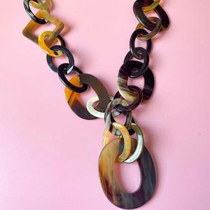 Collar de Lujo Hecho a Mano con Cuerno de Búfalo, Joyería Natural y Sostenible para Mujer, Alta Calidad - Product Image 4