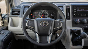 HIACE 2023, Furgoneta Automática con Tracción en las Cuatro Ruedas, Asientos de Cuero, Interior Oscuro, Volante a la Izquierda, Techo Panorámico, Aluminio, Motor de Gasolina de 4.5L y 150 CV - Product Image 3
