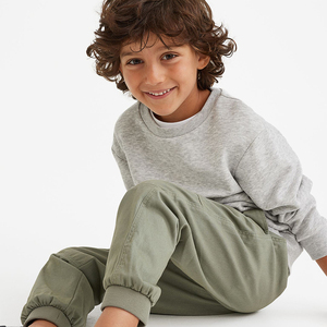 Pantalon de survêtement Wappen imprimé pleine longueur pour enfants Pantalon de jogging décontracté en polyester et coton OEM Style anti-technique Livraison rapide - Product Image 3