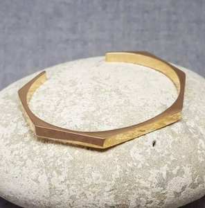 Brazalete Moderno de Latón con Diseño Grabado, Talla Única, Sin Plomo, Tono Dorado, Joyería de Moda - Product Image 4