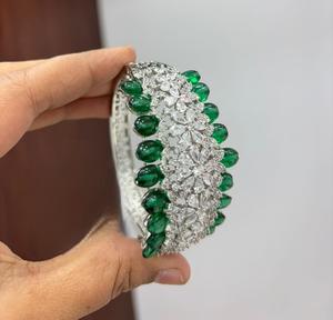 Pulsera Elegante con Acabado Plateado y Piedras de Circonita Cúbica de Primera Calidad para Bodas, Compromisos y Fiestas para Mujer - Product Image 1