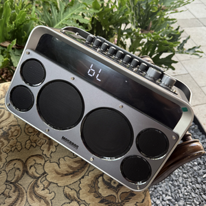 Loa di động kiểu robot Mosbros Karabass 15K với thân kim loại tích hợp, tay cầm hợp kim nhôm dành cho gia đình, sân sau, cắm trại - Product Image 2