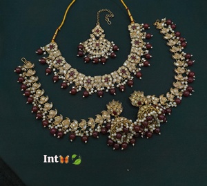 Ensemble de bijoux élégants pour mariage indien, orné de pierres CZ et de perles, collier, boucles d'oreilles, chaîne de cheveux et mangtika - Product Image 2