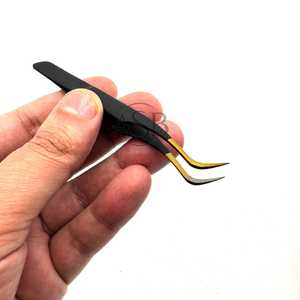 Pince à cils incurvée noire et dorée en acier inoxydable, impression de logo personnalisée, instruments de beauté professionnels, service OEM - Product Image 5
