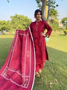 Trajes de Invierno Pakistaníes al por Mayor, Trajes de Invierno al por Mayor, Diseño de Shalwar Kameez para Mujer, Trajes de Khaddar Bordados de Diseñador - Product Image 3