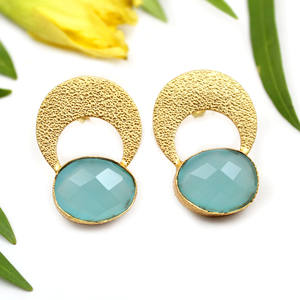 Pendientes de declaración texturizados chapados en oro con Calcedonia acuática, joyería de piedras preciosas hechas a mano para mujer, joyería de moda para mujer - Product Image 1