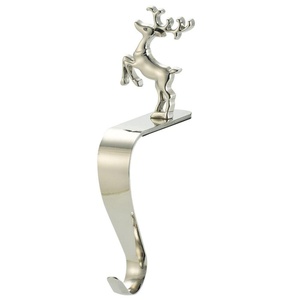 Soporte para medias navideñas de trineo de metal en tono dorado. El trineo mide aprox. - Product Image 2