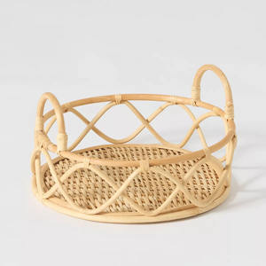 Plateau de service en rotin naturel tressé à la main, style panier, avec rebord haut, organisateur décoratif pour l'espace de vie - Product Image 1