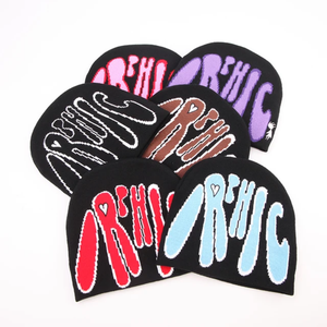Vente en gros d'usine Bonnet d'hiver en jacquard de luxe Bonnet en tricot acrylique crâne avec logo personnalisé Style doux et luxueux pour le voyage - Product Image 6