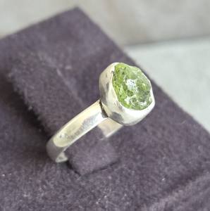 แหวนเงินแท้สไตล์โบฮีเมียนสำหรับทุกเพศแหวนหมั้นครบรอบแต่งงานทำด้วยมืออัญมณี prehnite แบบไม่สม่ำเสมอ - Product Image 6