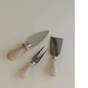 Ensemble de 3 couteaux à fromage en acier inoxydable faits à la main, lavables au lave-vaisselle, écologiques pour servir le fromage - Product Image 2