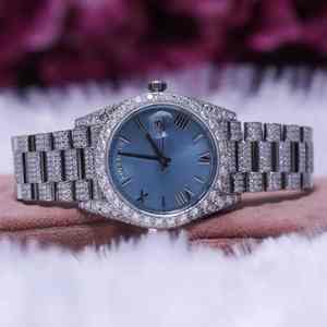 Montre classique vintage hip-hop avec cadran bleu ciel entièrement serti de moissanite, bracelet en cuir en acier inoxydable, verre luxueux, date automatique - Product Image 1