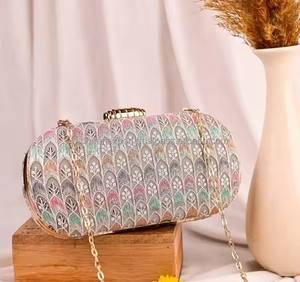 Embrague étnico con diseño de retazos, perfecto para regalar o mejorar tu colección de moda tradicional - Product Image 2