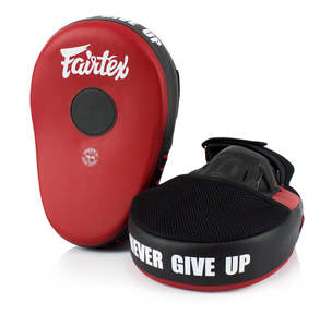 El más vendido Fairtex Focus Mitt Never Give up Almohadilla de entrenamiento de boxeo de cuero para MMA Muay Thai Kickboxing - Product Image 1