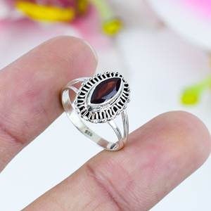 Anillo Solitario con Engaste de Plata de Ley 925, Piedra Preciosa de Granate Natural en Corte Marquesa, Joyería Fina Minimalista para Bodas y Fiestas - Product Image 1