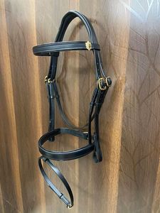 Brida de filete negra ecuestre con ribete de charol y acolchado con herrajes de latón - Product Image 4