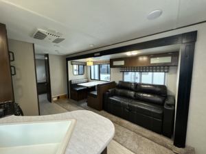 SUPER OFERTAS Remolque de Viaje Usado Prime Time RV Avenger ATI 29RBS 2020-2021 de Acero Inoxidable con Capacidad para 8 Personas - Product Image 2