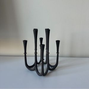 Candelabros decorativos de metal rústico con detalles hechos a mano para mejorar los ajustes tradicionales del hogar - Product Image 5