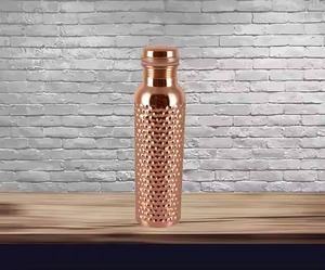 Bouteille d'eau en cuivre martelé de haute qualité 1L Tablet Ayurveda Benefits Set de 1 avec couvercle en métal cuivre à un prix avantageux! - Product Image 3