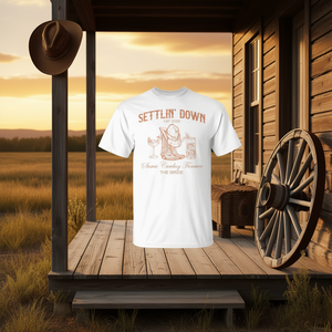T-Shirt Promozionale Stile Country 2025: Design 'Cowboy Western Bride Settlin Down Forever' - Product Image 3