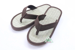 รองเท้าแตะแบบสวม Unisex น้ำหนักเบาพิเศษ หรูหรา ทำจากวัสดุ Sedge Mat สวมใส่สบายทั้งในบ้าน/นอกบ้าน เหมาะสำหรับโรงแรม ชายหาด คุณภาพดีที่สุดจากเวียดนาม - Product Image 4