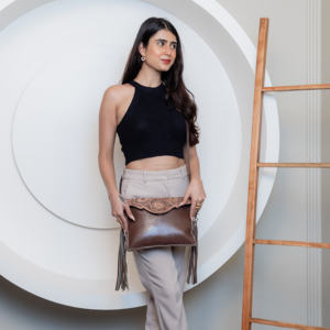 Sac à bandoulière personnalisé en cuir gaufré usiné à la main pour femmes sacs à main de luxe à bandoulière en cuir de vachette véritable avec pompon - Product Image 3