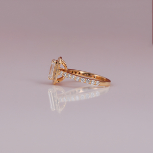 Lujoso anillo de compromiso de halo de diamante cultivado en laboratorio de corte esmeralda, anillo de regalo de estilo moderno de platino para mujer - Product Image 2