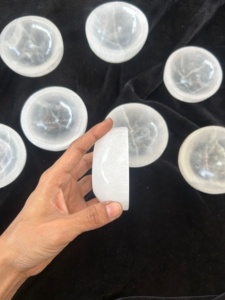 Cuenco de Selenita de Gujarat Hecho a Mano, Redondo, de 3 Pulgadas, Piedra Preciosa Natural Blanca, Decoración para el Hogar, Feng Shui, Reiki, Tallado en Sombra - Product Image 3