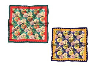 Echarpe carrée en satin bleu blanc élégant pour femmes Logo personnalisé Accessoire de style vintage avec motif de feuille à pois imprimé Cou enveloppant - Product Image 3