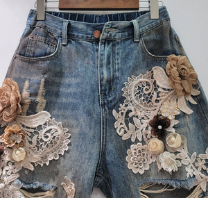 กางเกงยีนส์ขาสั้นลำลองสไตล์สตรีทพิมพ์ลายเซ็กซี่ปักลายระบายอากาศเอวกลางทรงตรงสีสันสดใสโลโก้สั่งทำพิเศษสำหรับฤดูร้อนใหม่ - Product Image 3