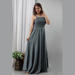 Robe longue grise fluide froncée de haute qualité, luxueuse, en jean, à col licou, taille élastique, unie, avec pompons, tailles XS à XL, idéale pour les baby showers et les fêtes de jour. - Product Image 3