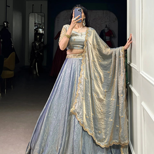 Lehenga choli de style pakistanais pour demoiselles d'honneur, fêtes de mariage fantaisistes, tenues de travail en soie et coton tissées - Product Image 1
