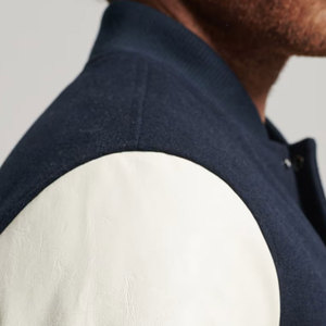 Veste de sport pour homme bleu marine avec manches crème, col montant, fermeture à boutons, vêtement décontracté pour l'automne - Product Image 5