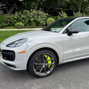 COCHE DE LUJO 2023 Cayenne Turbo S E-Hybrid Coupé, Híbrido Enchufable de 670 hp con Motor V8, Paquete Deportivo Ligero en Fibra de Carbono - Product Image 1