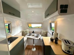 Moderna Mini Caravana de Viaje Tipo Lágrima, Negra, con Construcción de Acero, Baño y Cocina, para Uso en Campamentos - Product Image 4