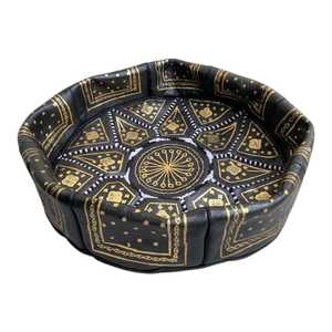 Pouf ottoman rond pliable en cuir noir traditionnel fait main avec broderie géométrique dorée de style marocain pour salon - Product Image 3