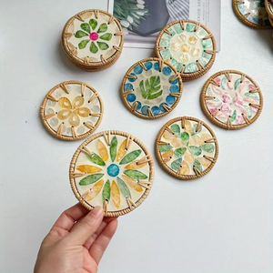 TienPhong Dessous de verre en rotin et coquille colorée fabriqués à la main à la main-Résistant à la chaleur, tapis de tasse à thé anti-brûlure pour la cuisine et la salle à manger - Product Image 4