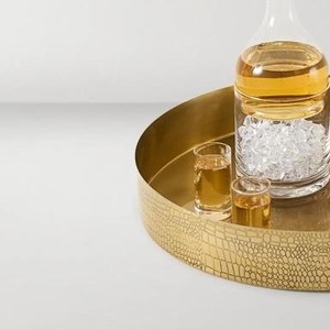 Bandeja Redonda Moderna con Diseño Repujado de Cocodrilo, Ideal para Servir Invitados con Estilo o como Centro de Mesa para tu Bar o Comedor - Product Image 4