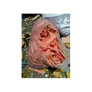 2023 vente en gros de déchets de mousse à mémoire de forme souple de meilleure qualité plastique de remplissage de mousse à mémoire de polyuréthane déchiqueté dans un panneau de mousse - Product Image 1