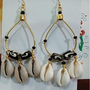 Boucles d'oreilles coquillage naturel sur mesure pour bijoux africains et tribaux avec perles noires revendeurs pour la vente en gros - Product Image 1