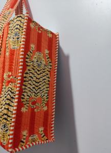 Bolso de mano acolchado hecho a mano con estampado de rayas de tigre de algodón con bolsillo interior, bolsos de mensajero bohemios PARA MUJER DE LA India - Product Image 5