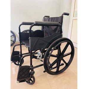 Fauteuil roulant manuel inclinable de qualité supérieure avec dossier réglable et repose-jambes relevables pour soins à long terme, disponible à la vente - Product Image 4