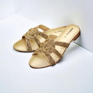 รองเท้าแตะเจ้าสาวแฟนซีส้นแบน: ด้านบนตาข่ายประดับพลอยเทียมพร้อมโฟมพื้นรองเท้าด้านในสำหรับงานแต่งงานสไตล์หรูหราและสะดวกสบาย - Product Image 5