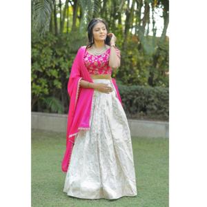 Vêtements ethniques indiens traditionnels Lehenga Choli en soie de qualité supérieure pour les mariages et les occasions festives disponibles à la vente - Product Image 1