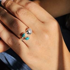 Anillo de Plata Ajustable con Perla Turquesa Tres Piedras Preciosas Peso Ligero para Bodas y Fiestas - Product Image 3