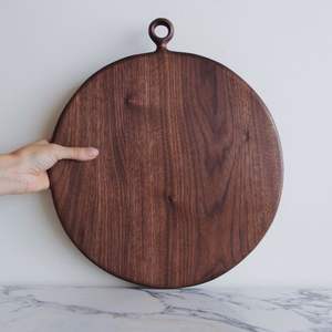 Tablas de cortar de cocina redondas de madera de acacia natural de lujo con agujero para colgar sostenible ecológico al por mayor - Product Image 1