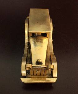 Pièce maîtresse de voiture en aluminium vintage probablement destiné à des fins décoratives La voiture est en aluminium et dispose d'un - Product Image 3