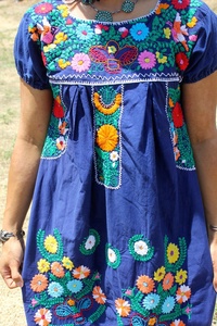 Vestido Mexicano de Algodón con Bordado Floral a Mano, Costuras Alrededor del Cuello, Detalle Elástico en las Mangas, Corte en A, para Verano - Product Image 3