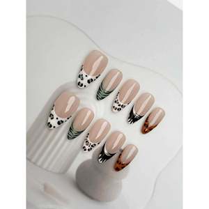 Unghie Finte Stile Safari Chic, Design Elegante per Donne Attente alla Moda - Product Image 2